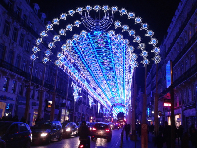 une rue illuminée à Lille