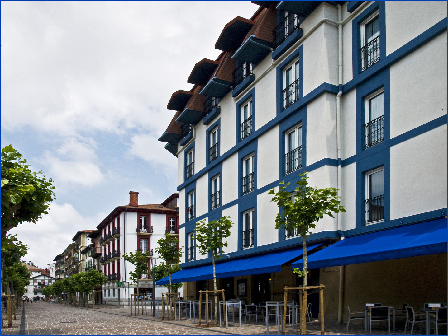 Une rue pavée de Hondarribia  – Pays Basque espagnol