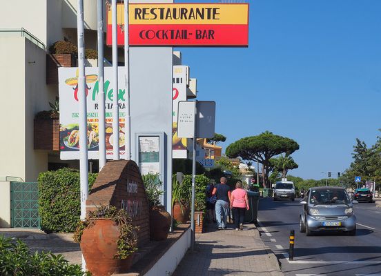 Une rue touristique de Olhos de Agua