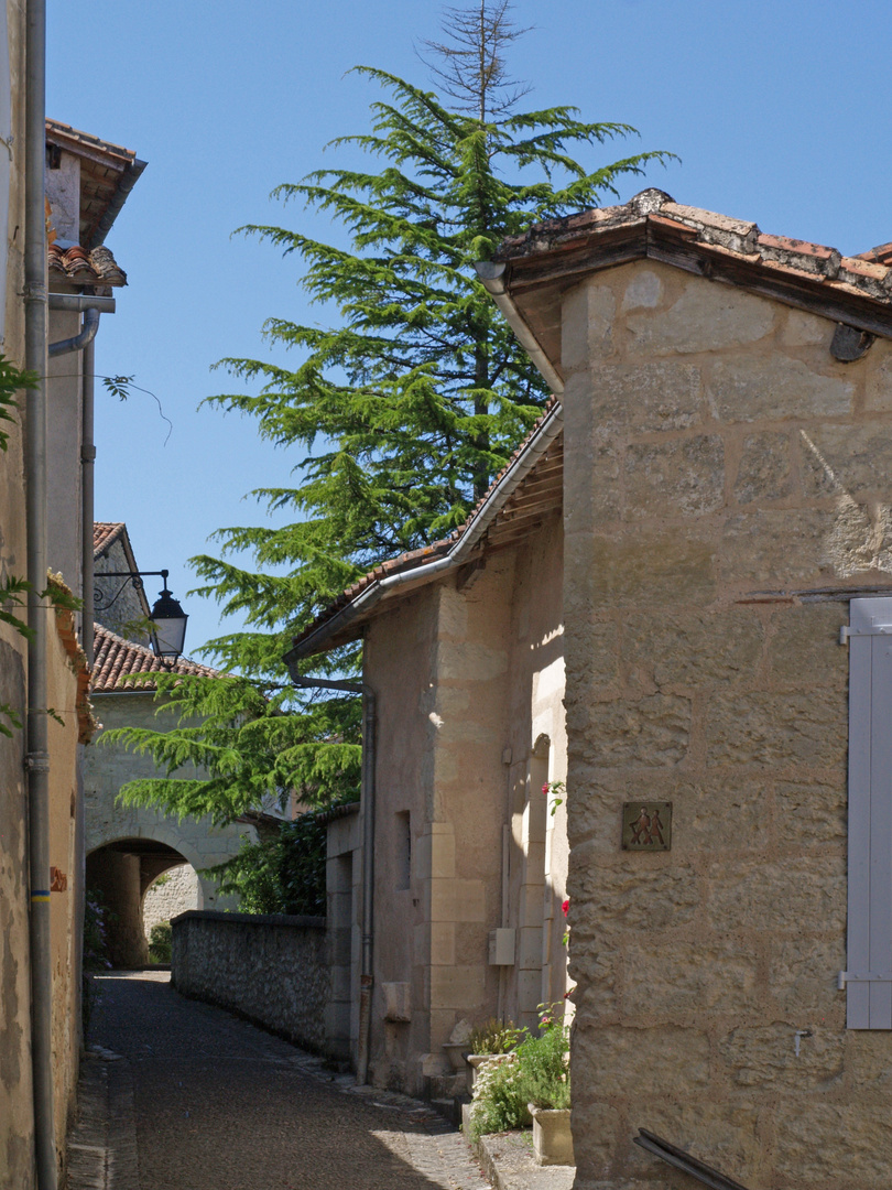 Une ruelle à Aubeterre sur Dronne