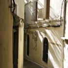 une ruelle d ajaccio qui mene à un restaurant caché entre deux immeubles