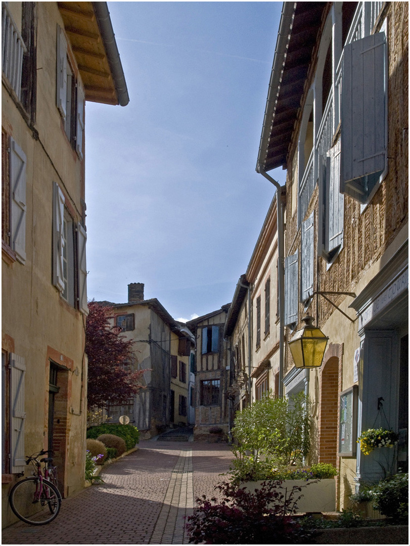 Une ruelle dans la vieille ville de Samatan (Gers) 