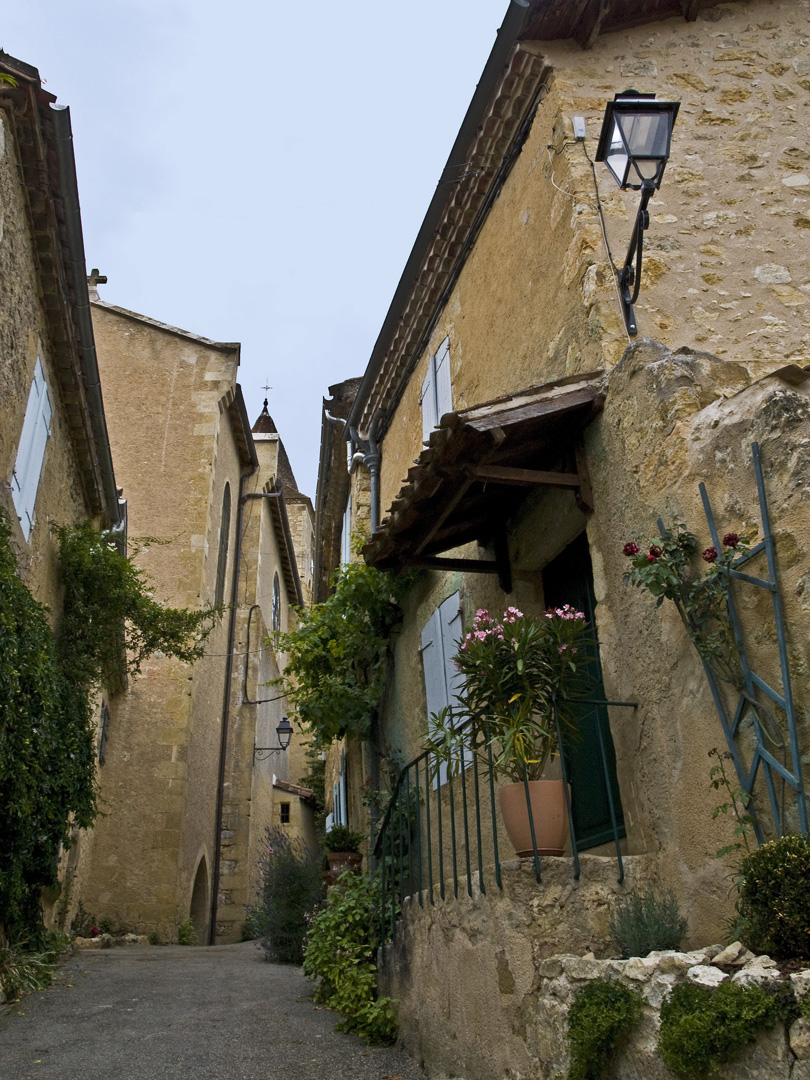  Une ruelle de Lavardens  --  Gers  --  Eine Gasse in Lavardens