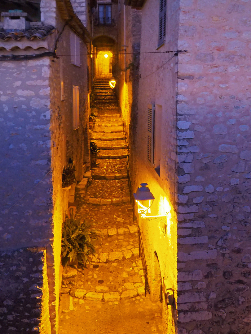 Une ruelle de Sain-Paul-de-Vence la nuit