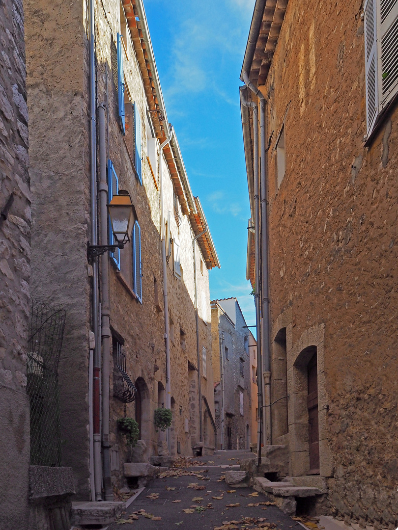 Une ruelle de Saint-Cézaire-sur-Siagne