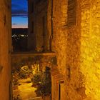 Une ruelle de Saint-Paul-de-Vence la nuit