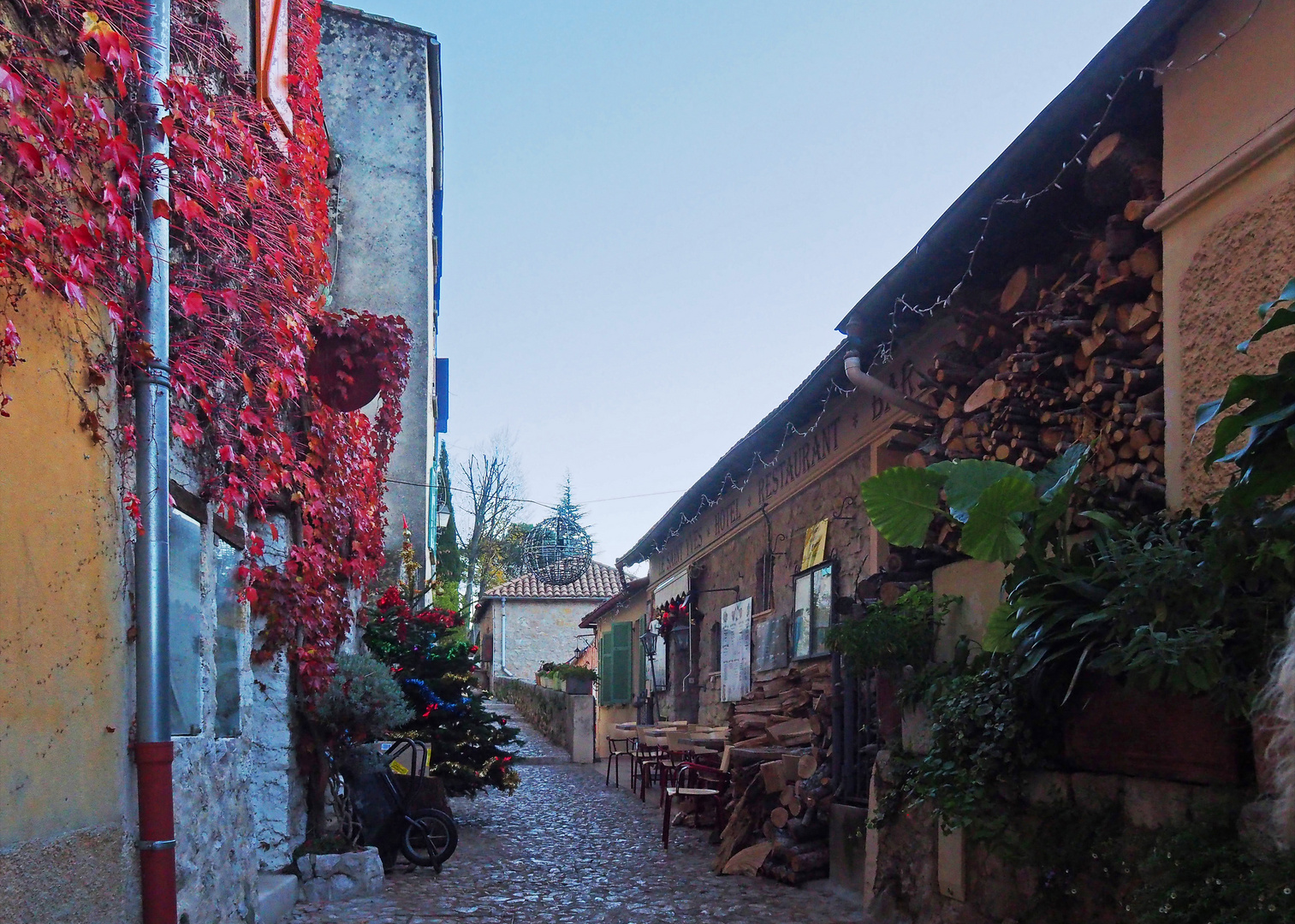 Une ruelle de Sainte-Agnès en décembre