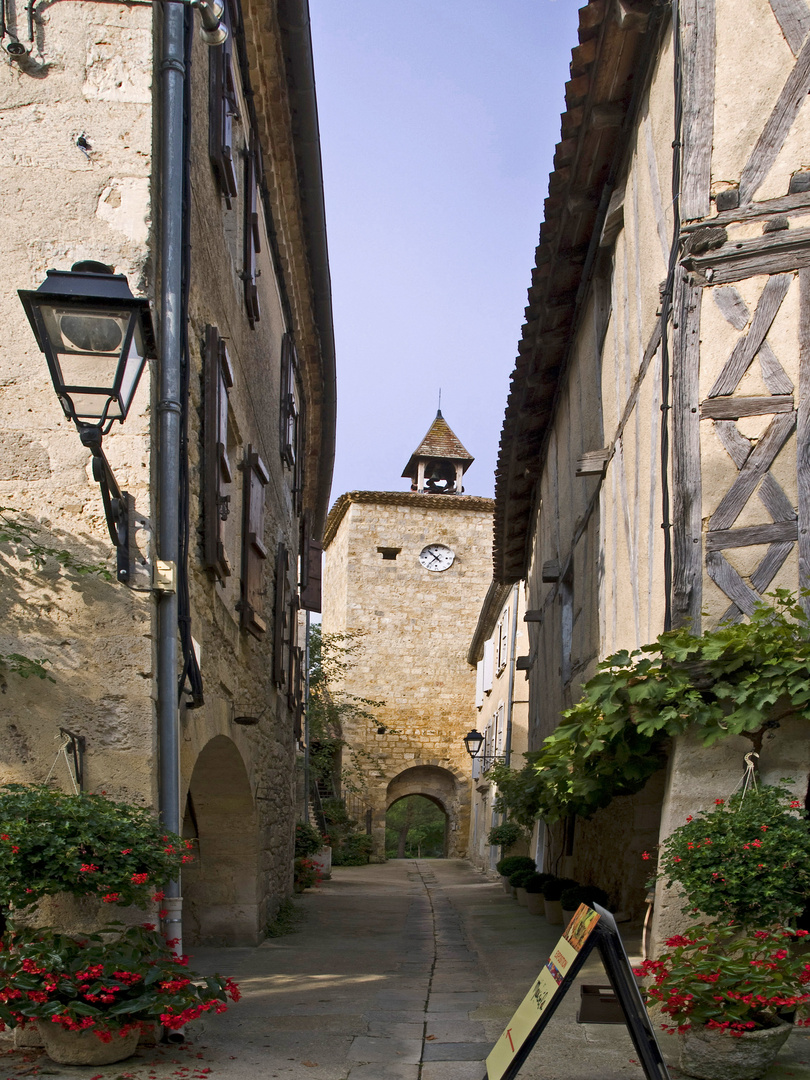 Une ruelle et la Tour de l’horloge