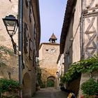 Une ruelle et la Tour de l’horloge