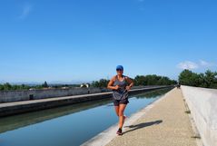 Une sportive au pont-canal d‘Agen