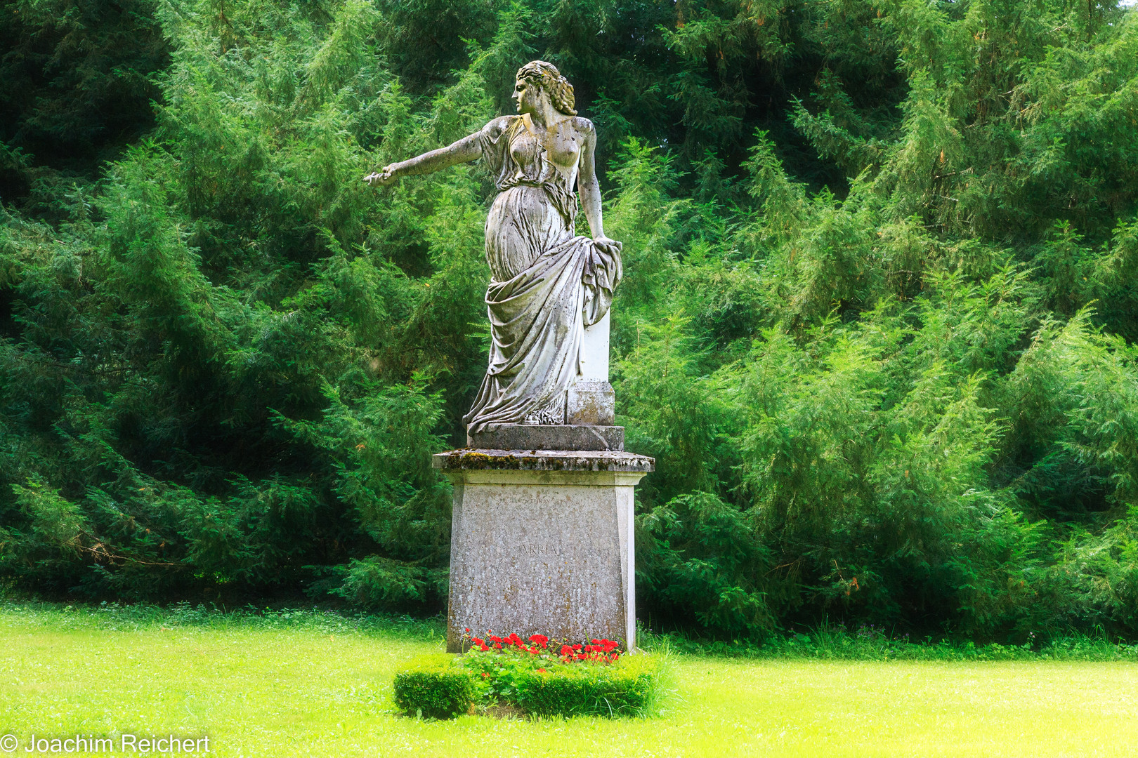 Une statue dans le parc du château de Quincey en Bourgogne