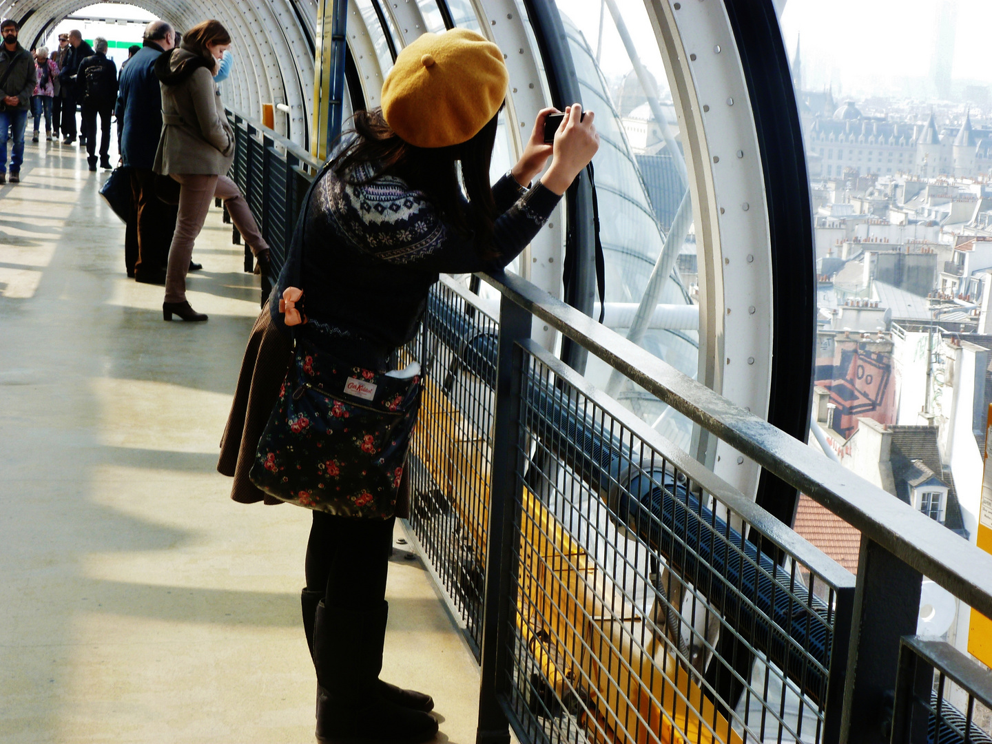 Une touriste prend une photo de Paris à Beaubourg