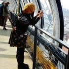 Une touriste prend une photo de Paris à Beaubourg