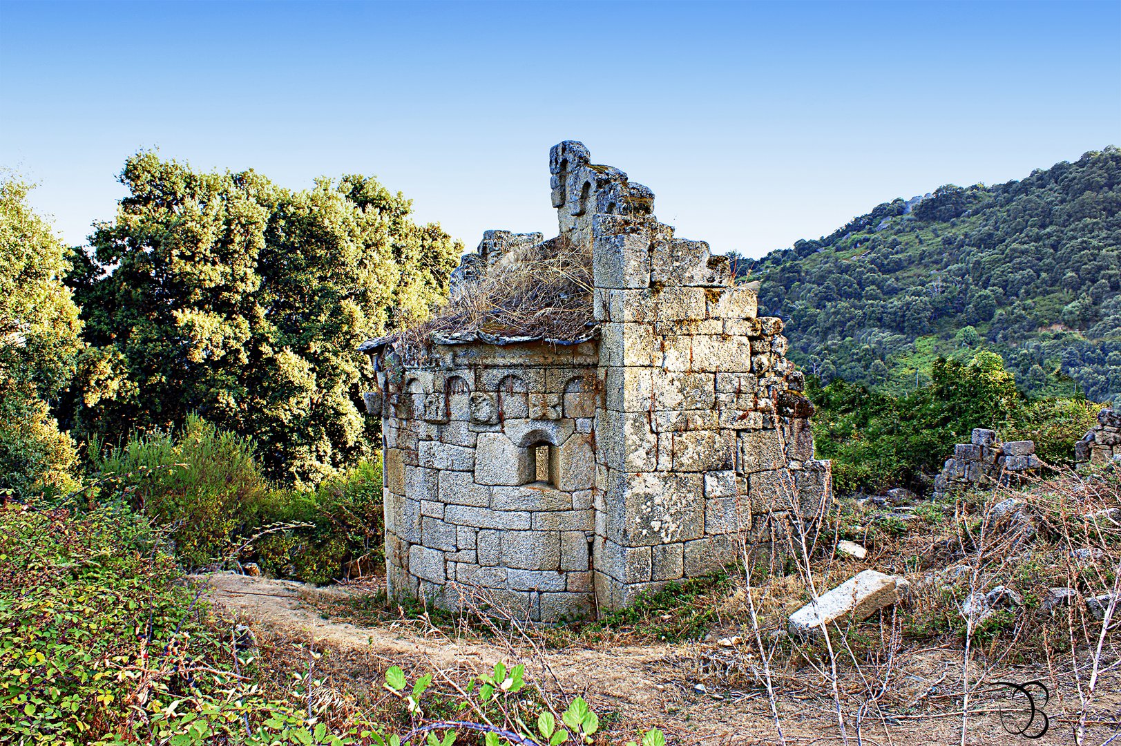 Une très  vieille petite chapelle.