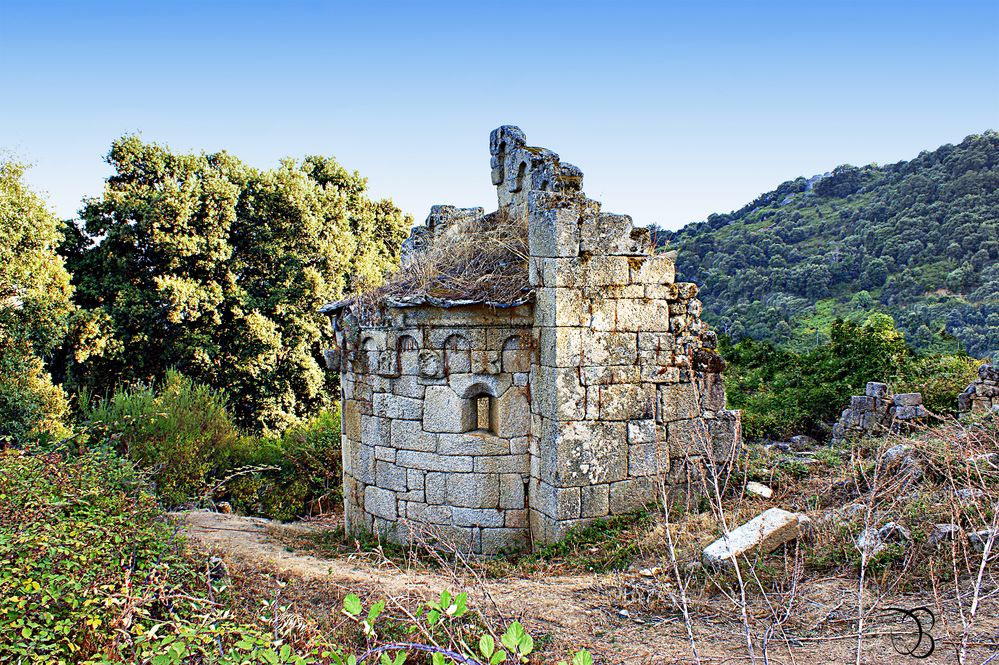 Une très  vieille petite chapelle.