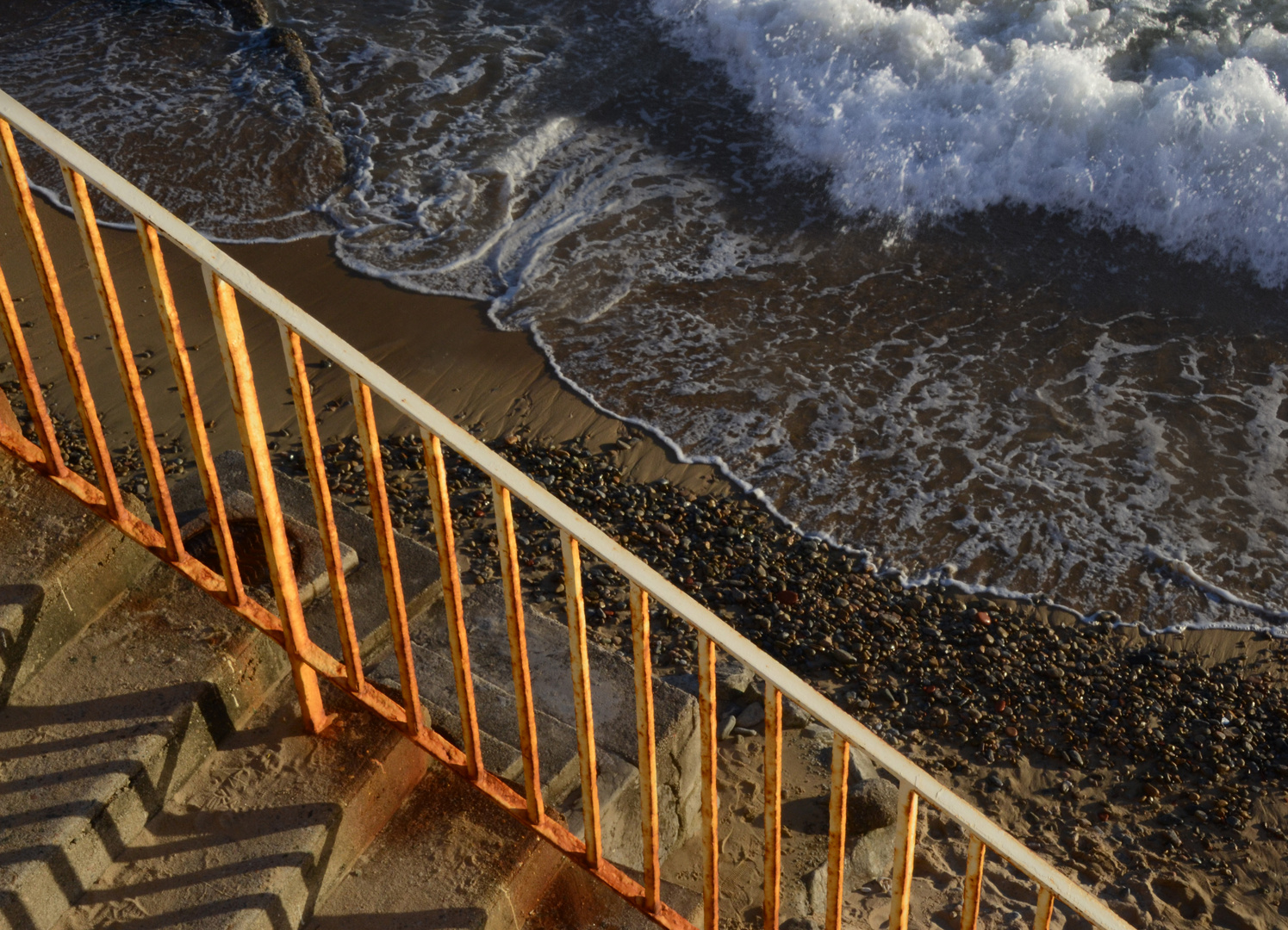 une vague casse sur la plage de la citadelle