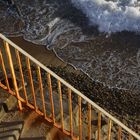 une vague casse sur la plage de la citadelle