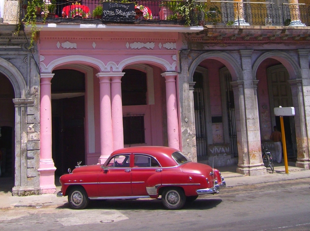 Une vieille Américaine dans les rues de La Havane