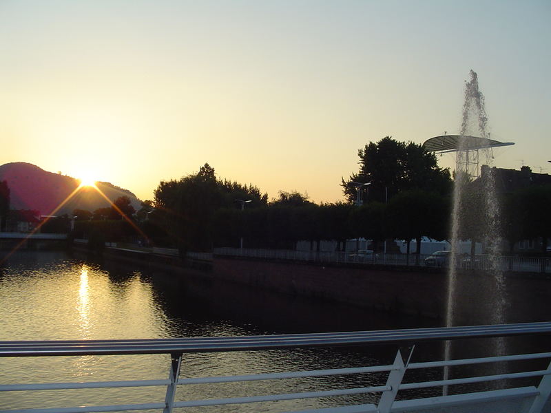 une ville au soleil couchant