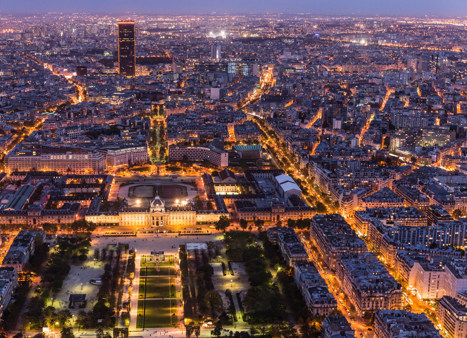 Une ville dans la nuit