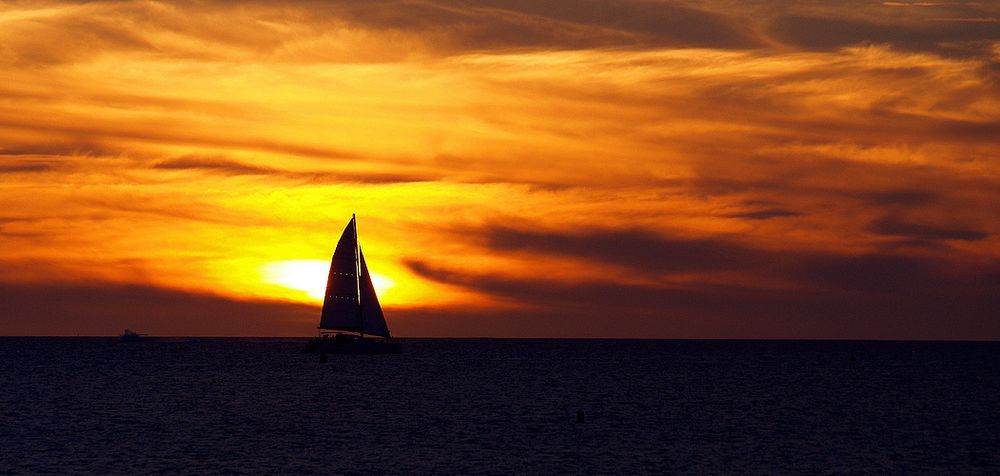 Une voile au coucher du soleil  --  Nouméa  --  Ein Segel beim Sonnenuntergang