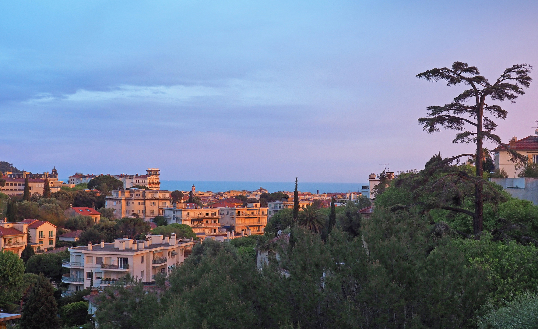 Une vue à partir des hauteurs de Nice au coucher du soleil