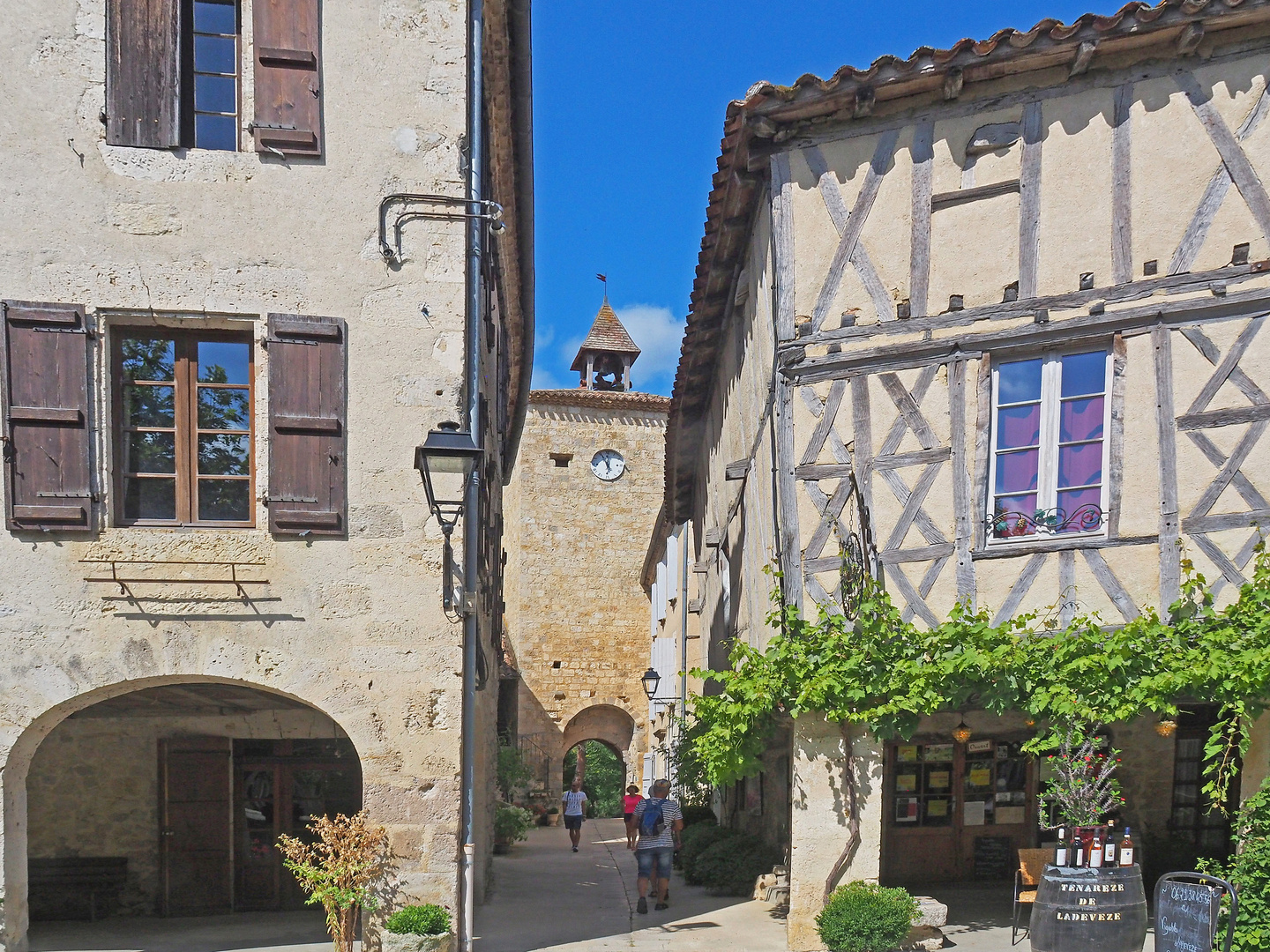 Une vue de Fourcès avec la Tour de l’horloge