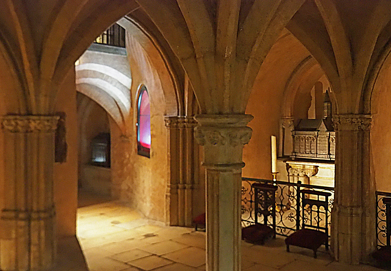 Une vue de la crypte avec à droite la chapelle de Saint-Jacques-le-Majeur