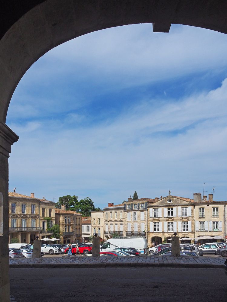 Une vue de la Place de la Cathédrale  -  Bazas