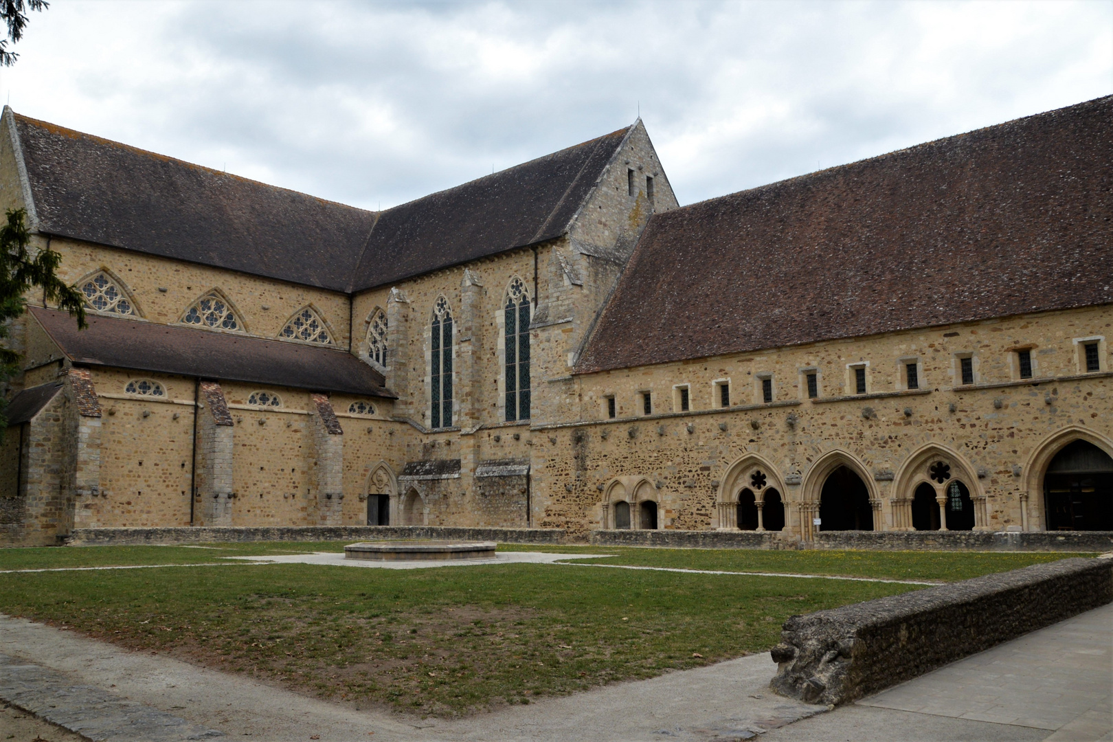 Une vue de l'abbaye de l'Epau (Sarthe)