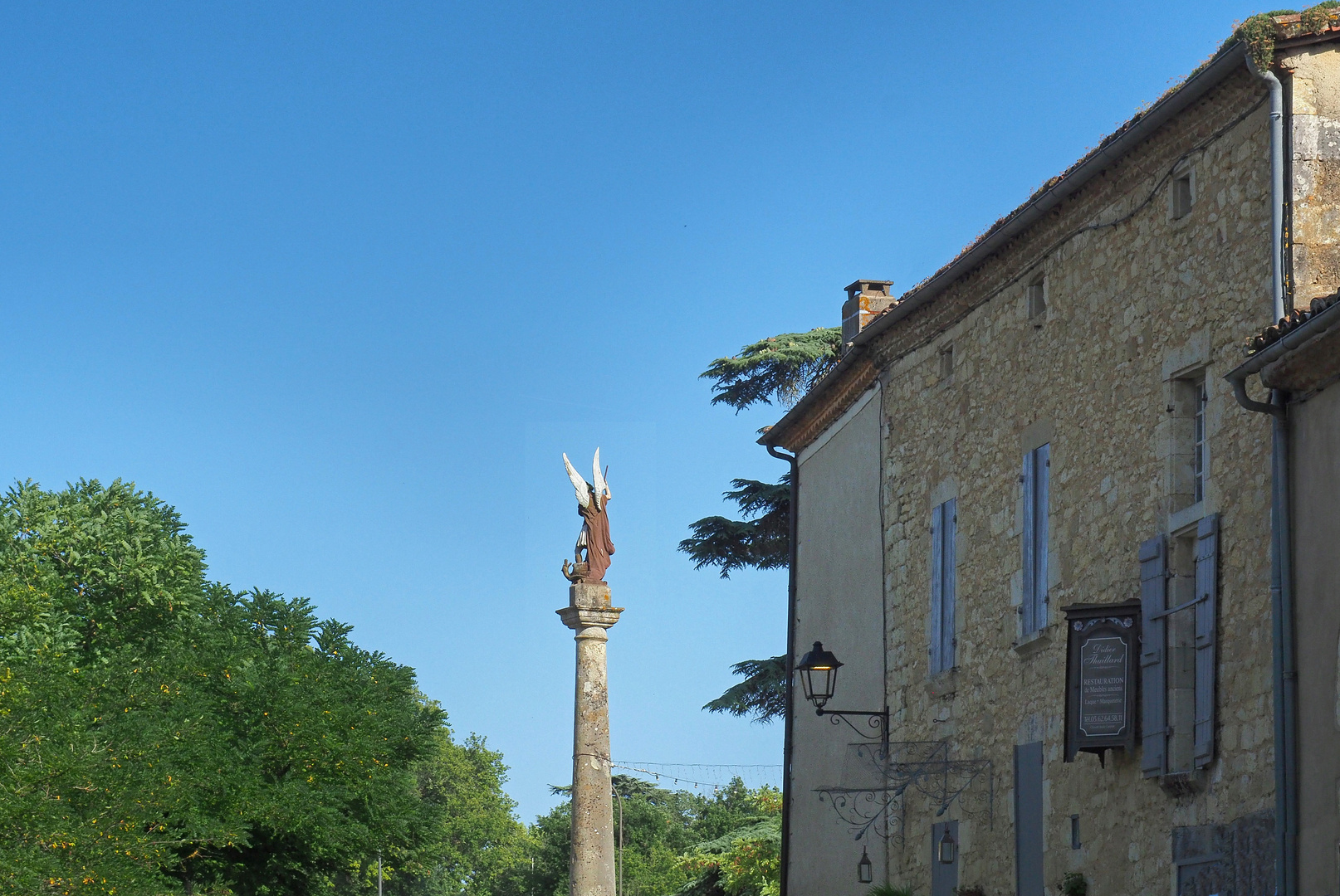 Une vue de Lavardens avec la statue de l’Archange Saint-Michel terrassant Satan