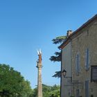 Une vue de Lavardens avec la statue de l’Archange Saint-Michel terrassant Satan