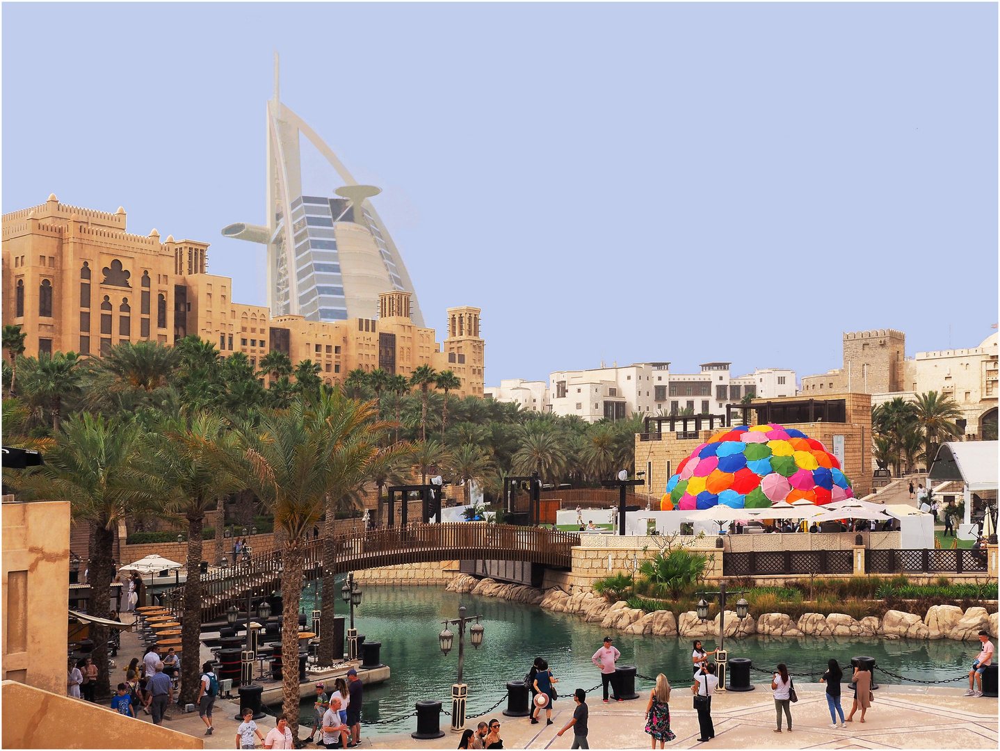 Une vue de Madinat Jumeira avec l'Hôtel Burj Al Arab