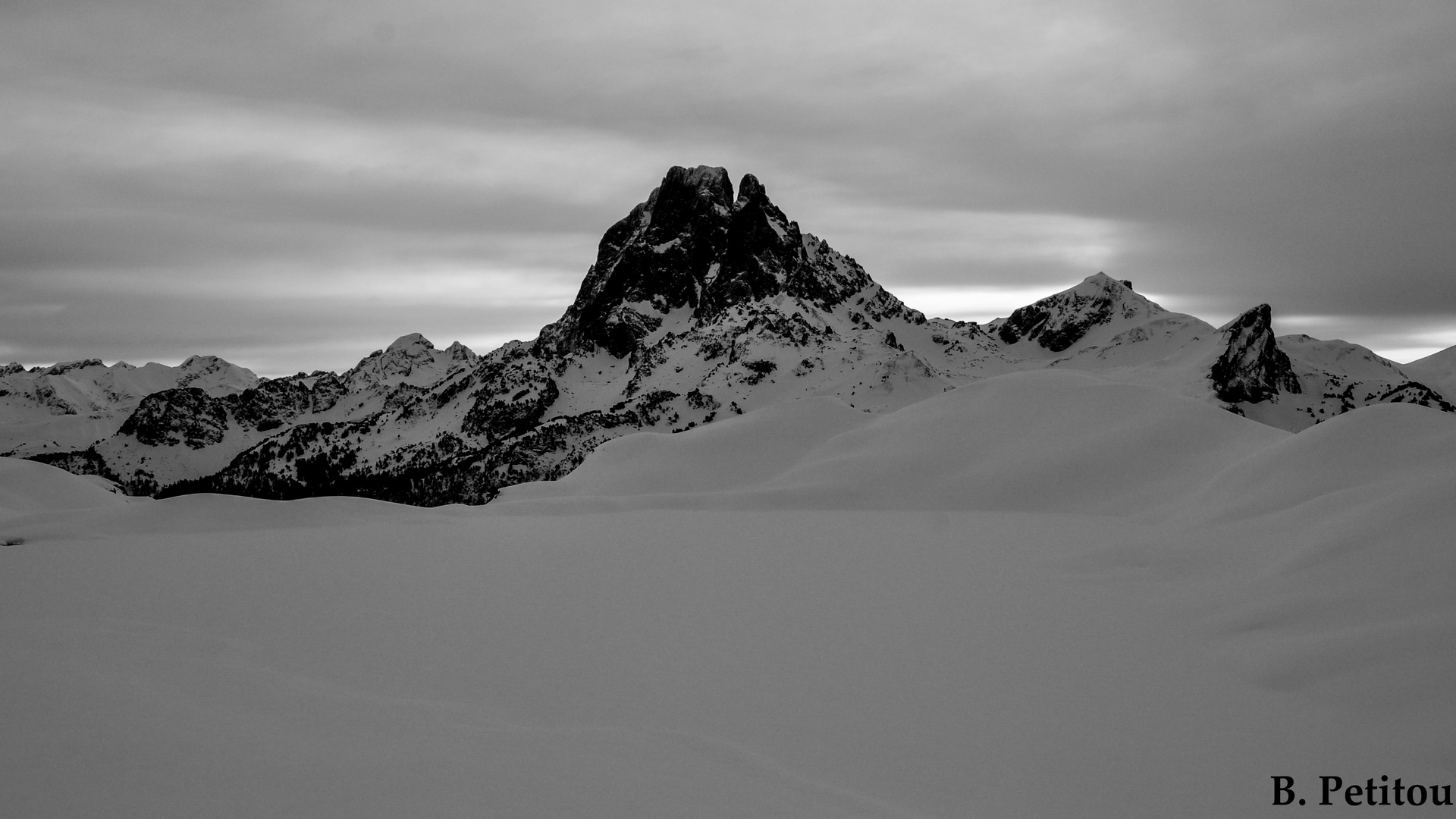 Une vue depuis le refuge des lacs d'ayous sur le pic du midi d'Ossau