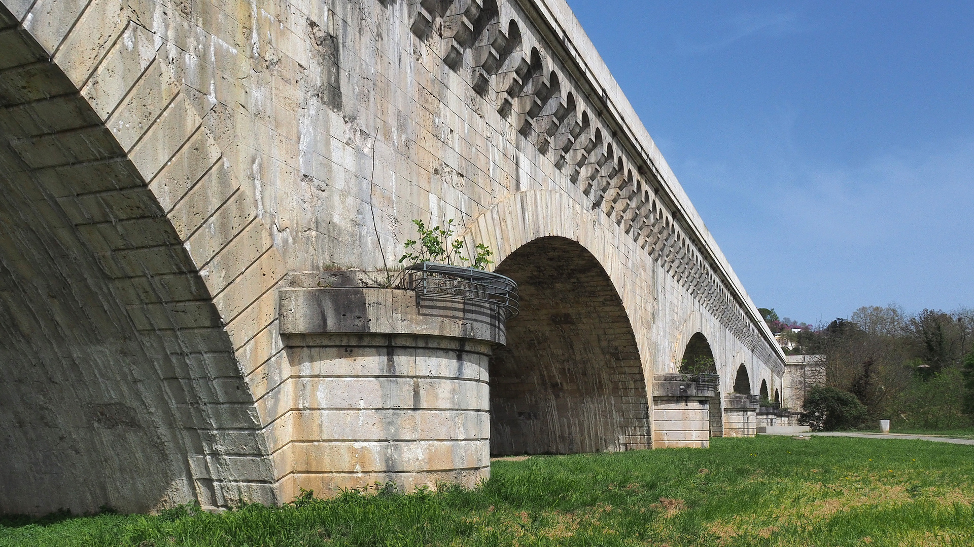 Une vue des dessous du pont-canal vers l’est