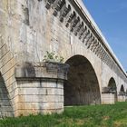 Une vue des dessous du pont-canal vers l’est