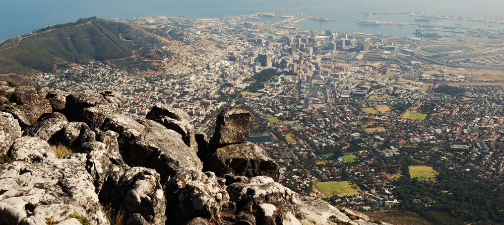 Une vue du Cap du sommet de la Table Mountain (Afrique du sud) von benj974 