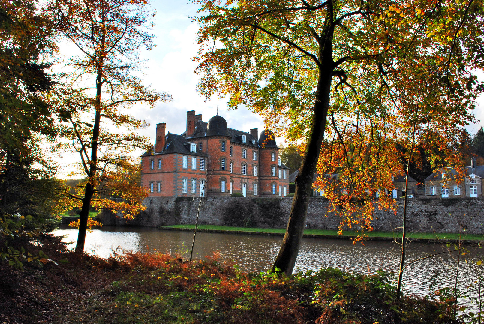 Une vue du château de Couterne (61)