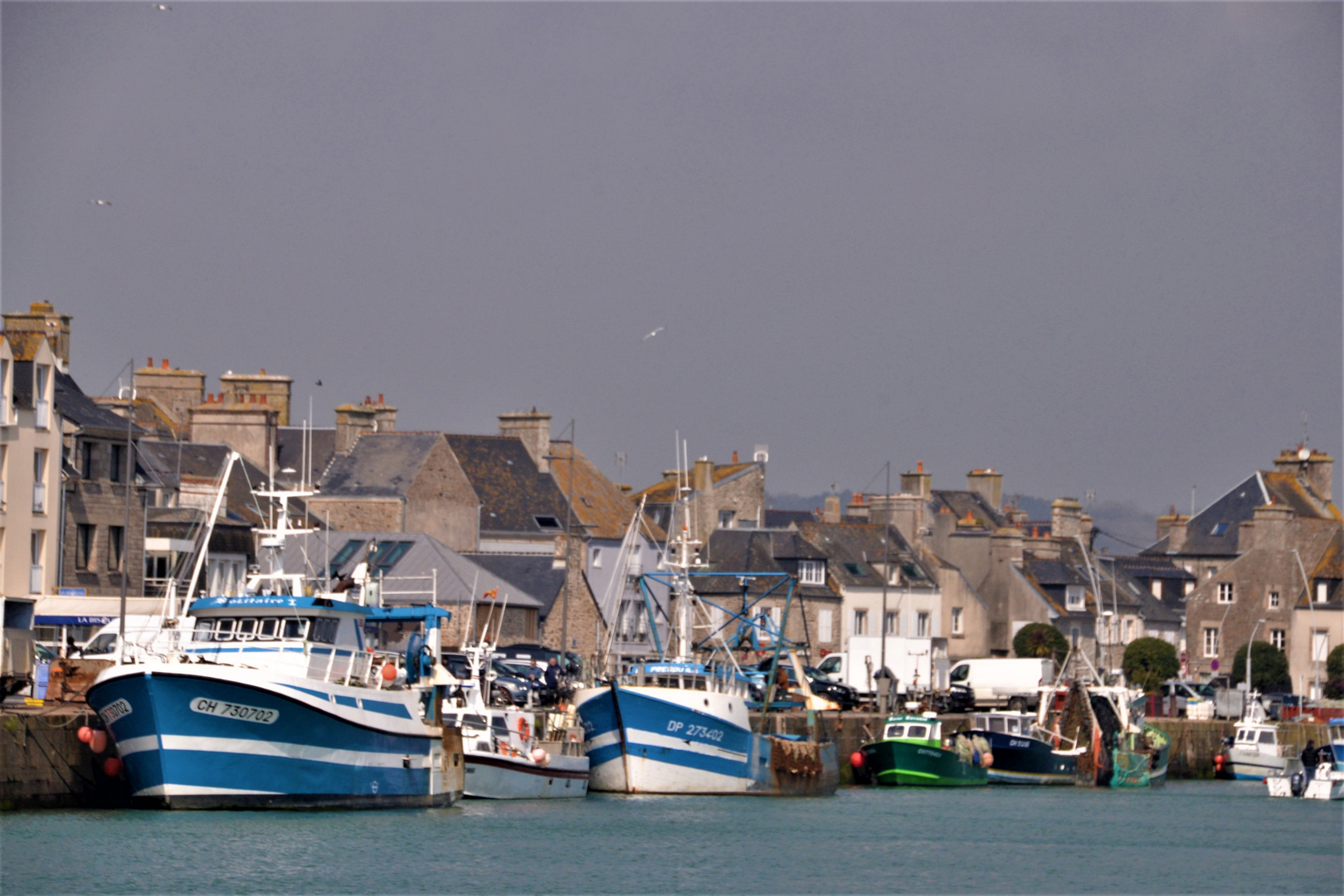 Une vue du port de Saint Vaast la Hougue (Manche)