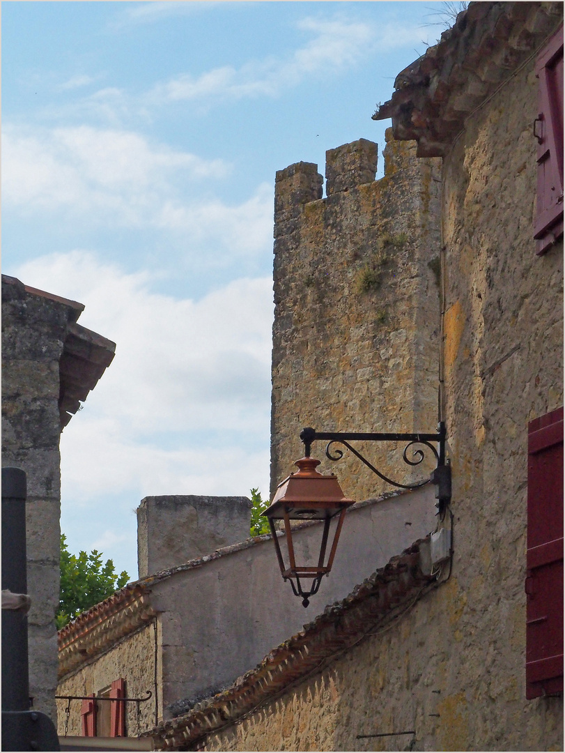 Une vue du village fortifié de Larressingle