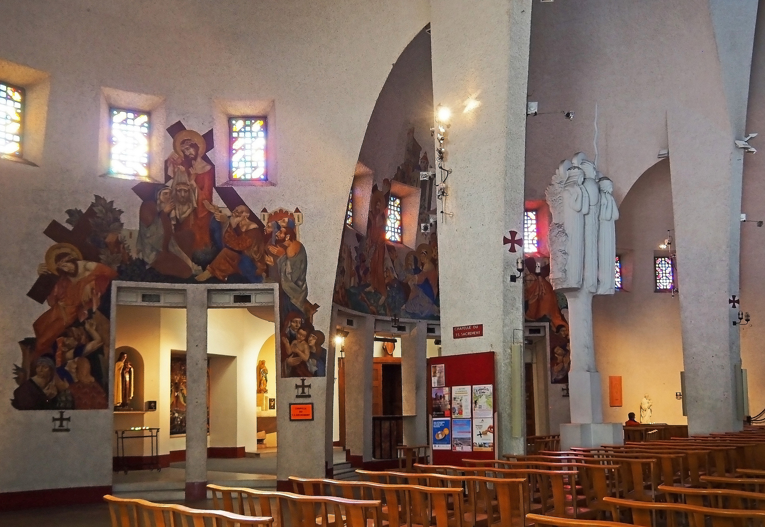 Une vue intérieure de l’Eglise Sainte-Jeanne-d’Arc