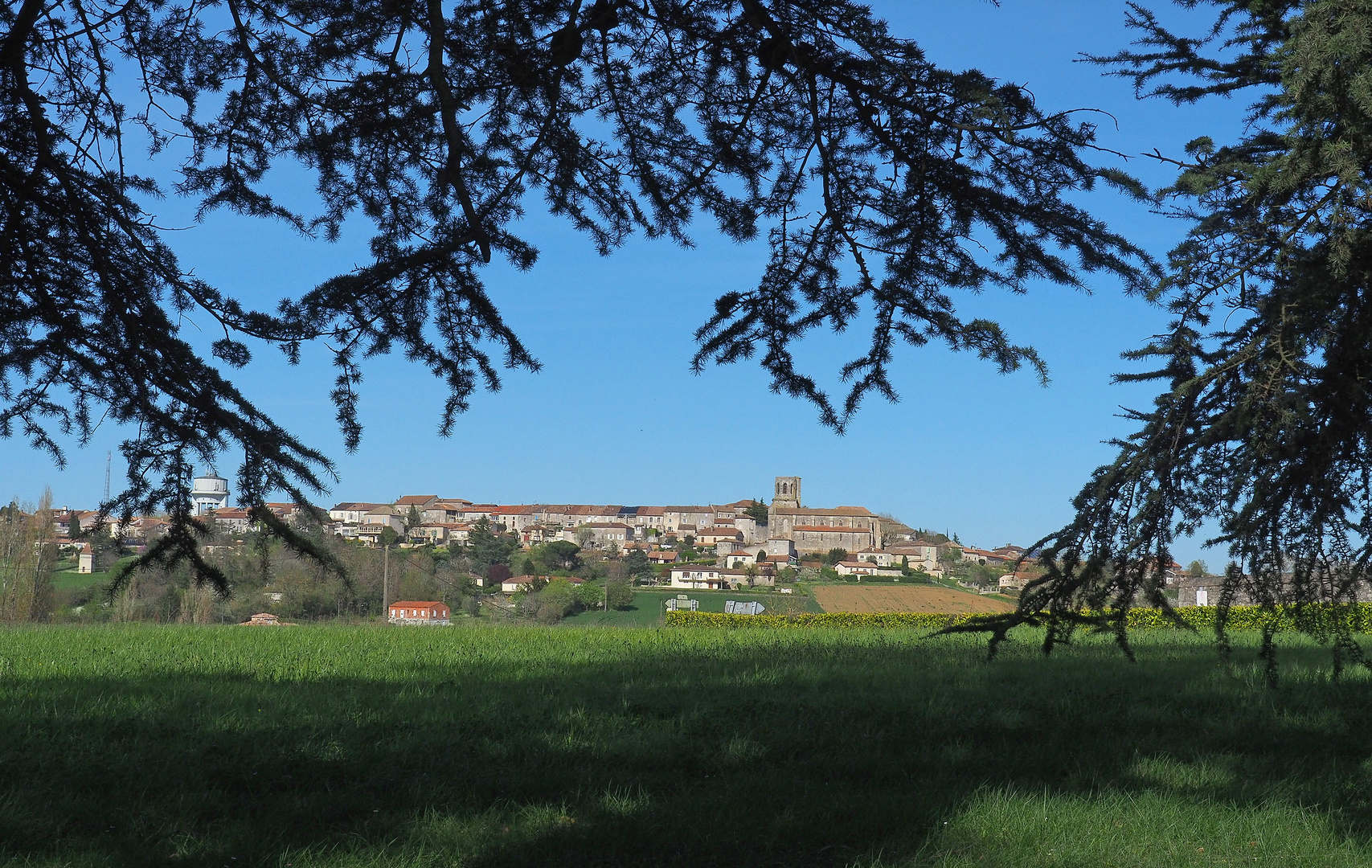 Une vue sur Laplume au printemps