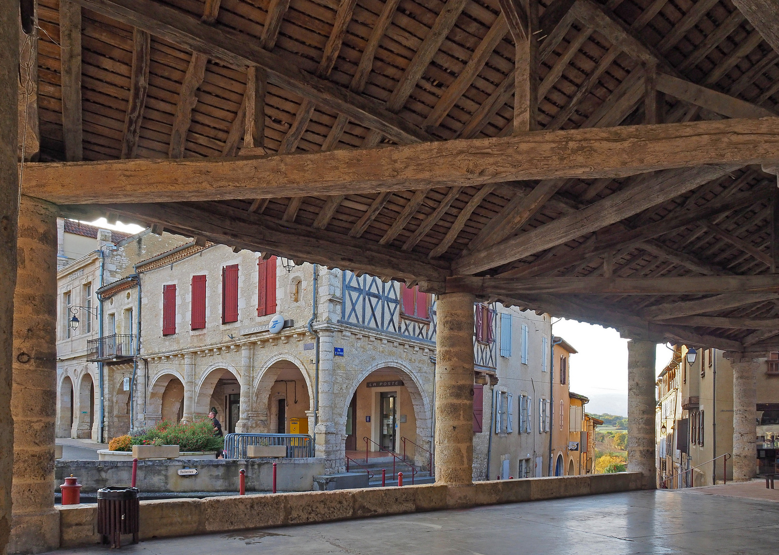 Une vue sur le bâtiment de La Poste