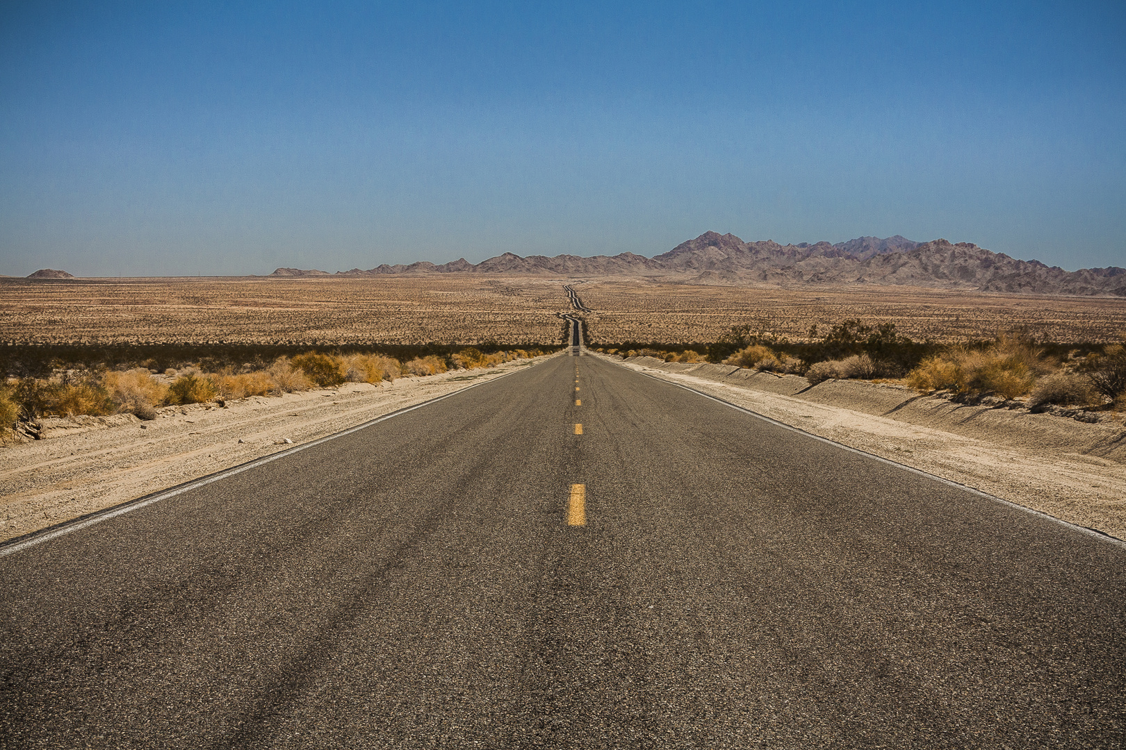 Unendliche Straße in der Wüste Nevadas USA