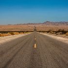 Unendliche Straße in der Wüste Nevadas USA