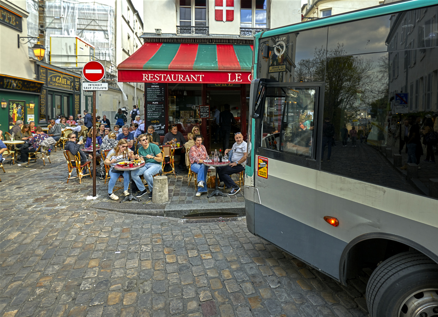 Unerwartete Begegnung: Der Busfahrer, den einfach alle kennen.