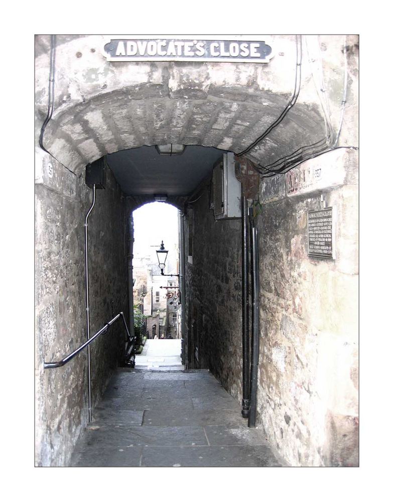 unerwartete Seitengasse der Royal Mile in Edingburgh