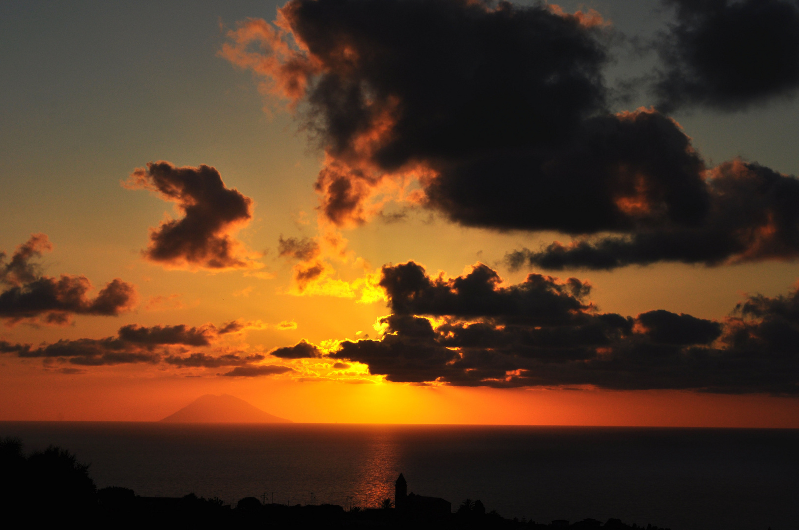 Un'esplosione di tramonto sullo Stromboli