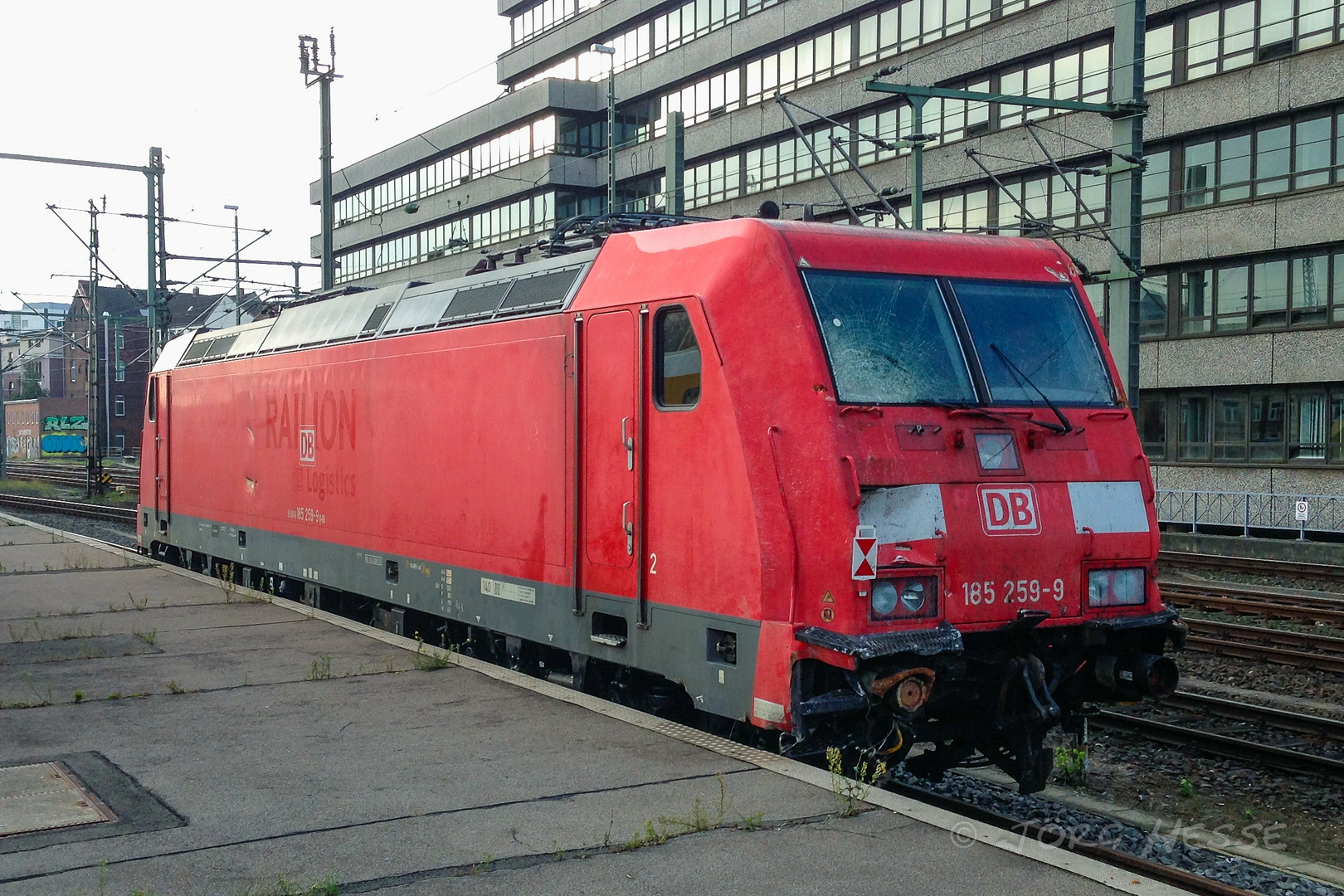 Unfall-Lok wartet auf Abholung...