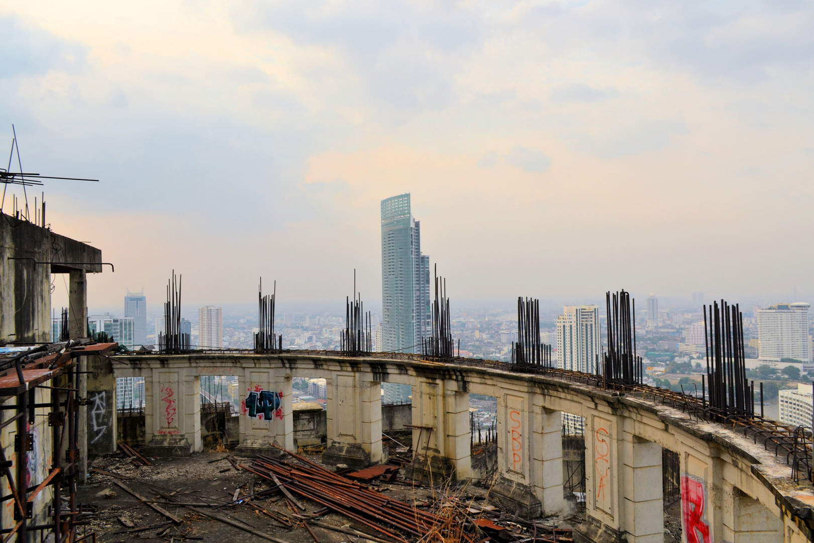 Unfertiger, aufgegebener Wolkenkratzer Sathorn Unique